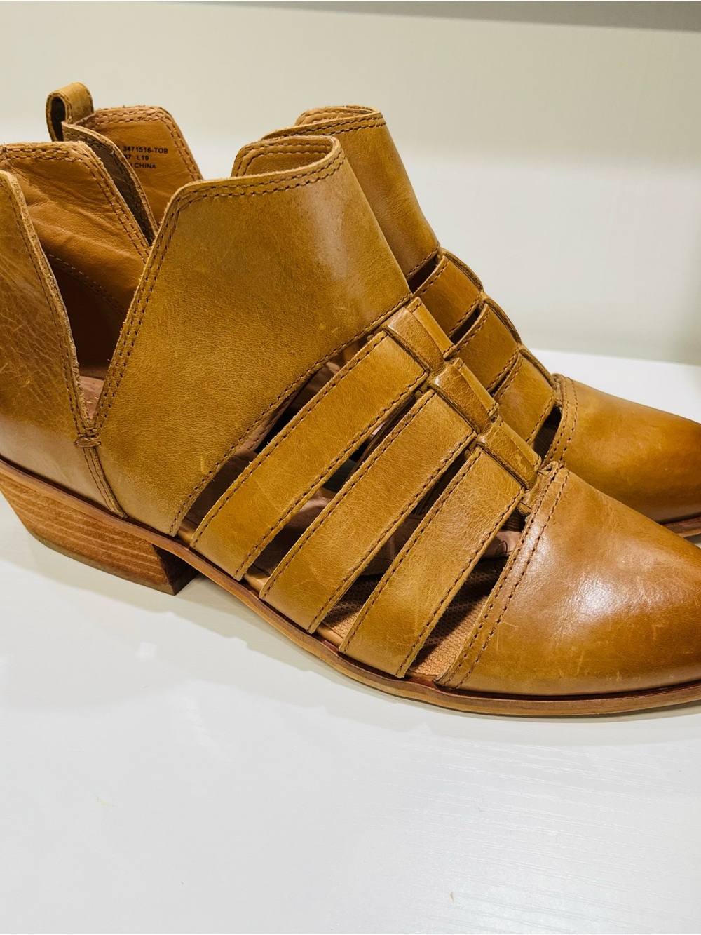 FRYE AND CO. Tan Leather Cutout Mule
